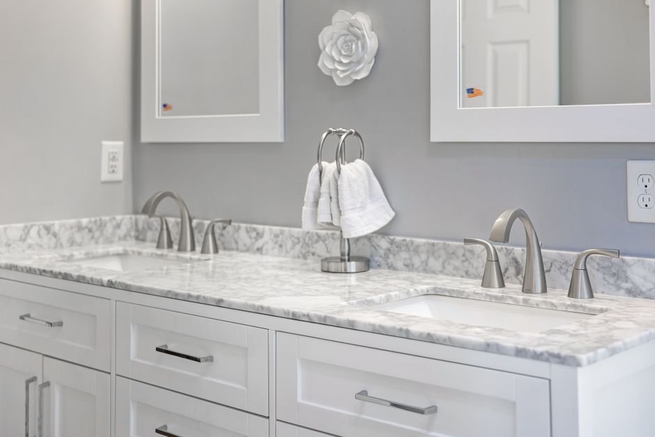 Cultured marble bathroom vanity with an integrated moulded sink and no seam at the basin